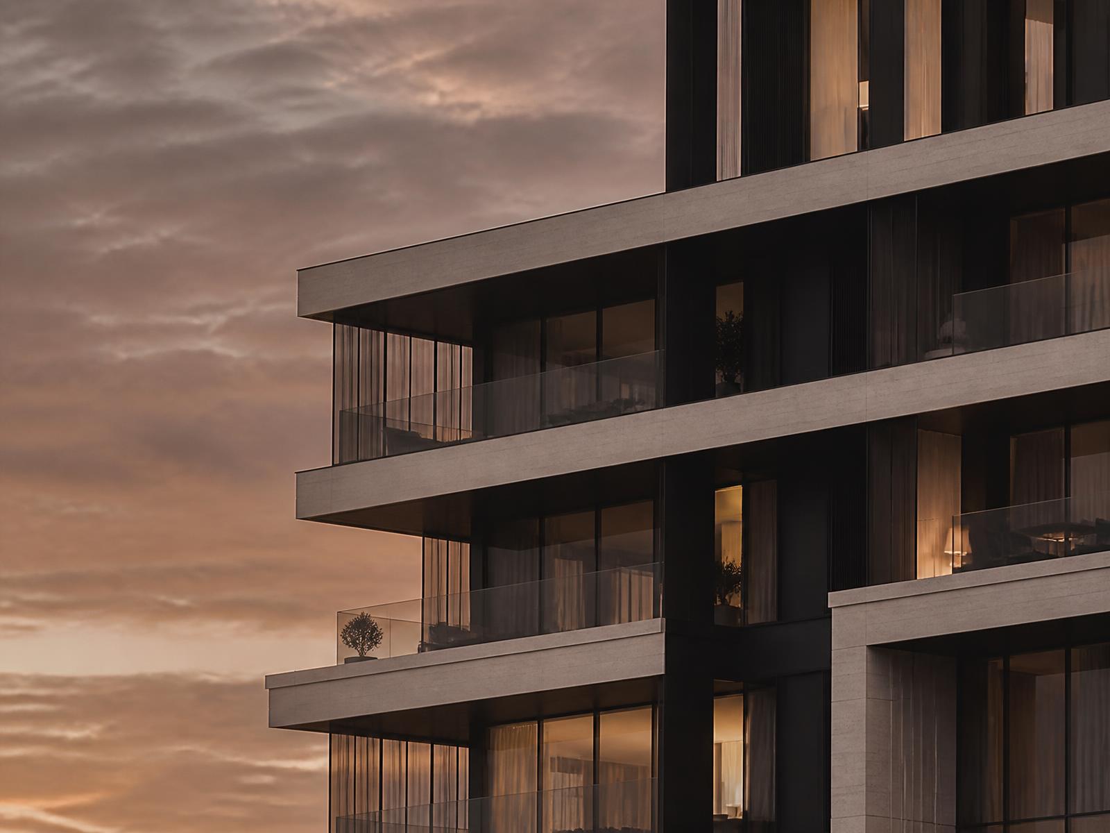 Fachada de torre residencial recortada contra o céu ao entardecer